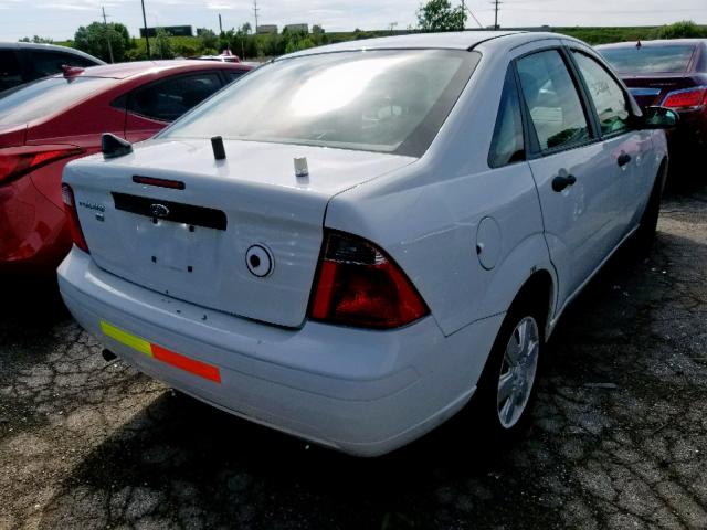 1FAHP34N37W294111 - 2007 FORD FOCUS ZX4 WHITE photo 4