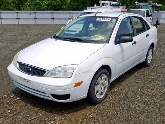 1FAHP34N17W359599 - 2007 FORD FOCUS ZX4 WHITE photo 2