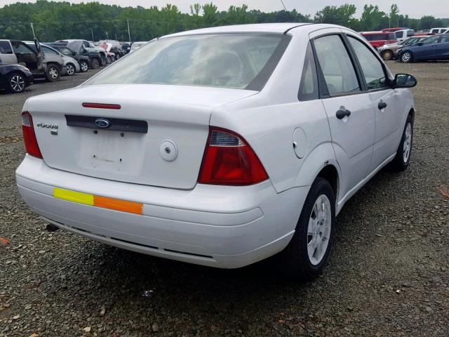 1FAHP34N17W359599 - 2007 FORD FOCUS ZX4 WHITE photo 4