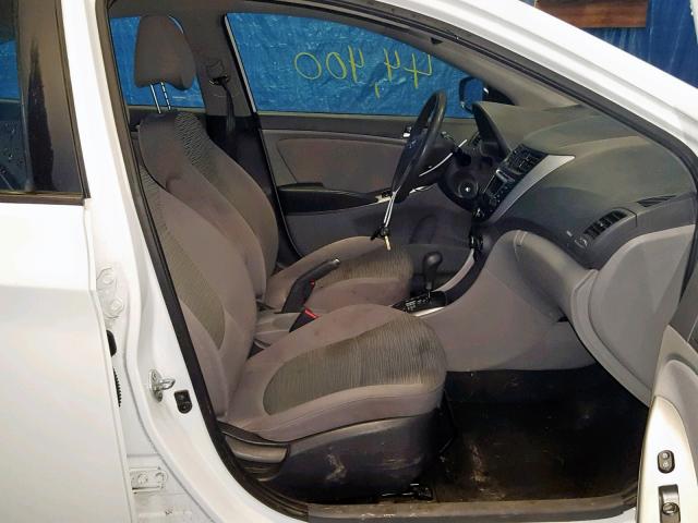 KMHCT4AE9GU137524 - 2016 HYUNDAI ACCENT SE WHITE photo 5