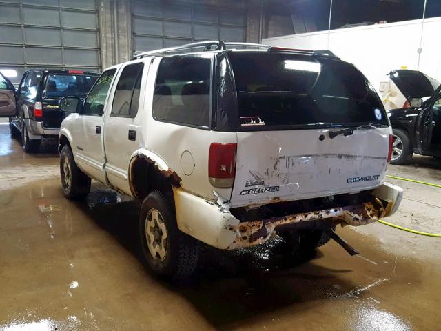 1GNDT13W42K211439 - 2002 CHEVROLET BLAZER WHITE photo 3