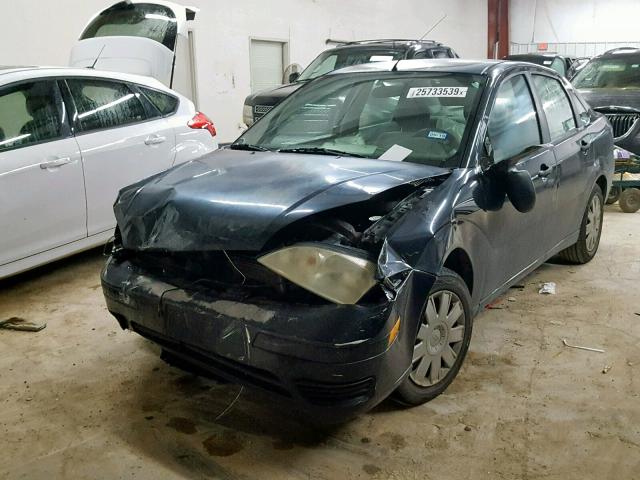 1FAFP34N05W315257 - 2005 FORD FOCUS ZX4 BLACK photo 2