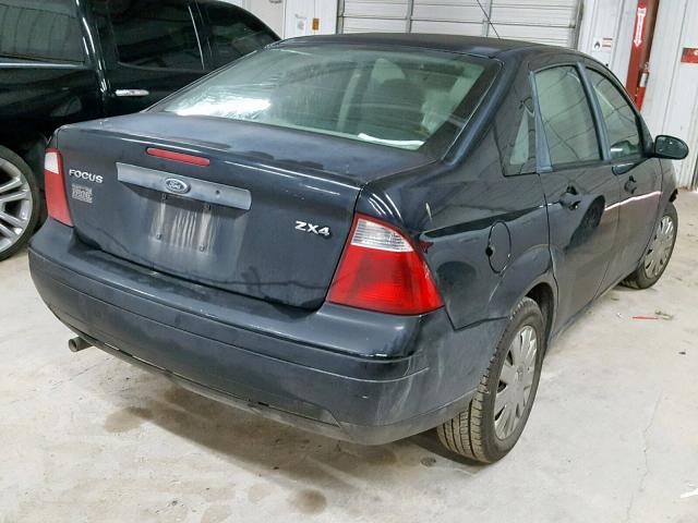 1FAFP34N05W315257 - 2005 FORD FOCUS ZX4 BLACK photo 4