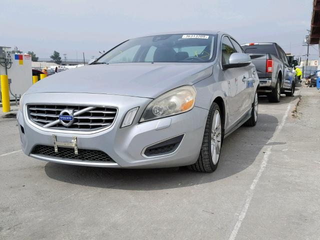 YV1902FH7C2101748 - 2012 VOLVO S60 T6 SILVER photo 2