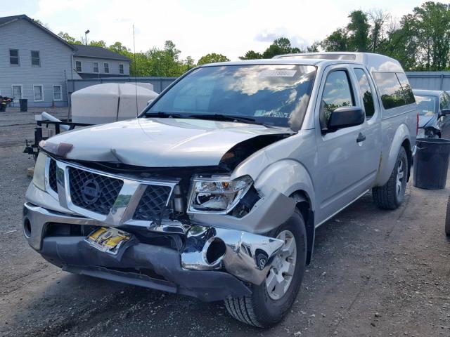 1N6AD06W55C436561 - 2005 NISSAN FRONTIER K SILVER photo 2