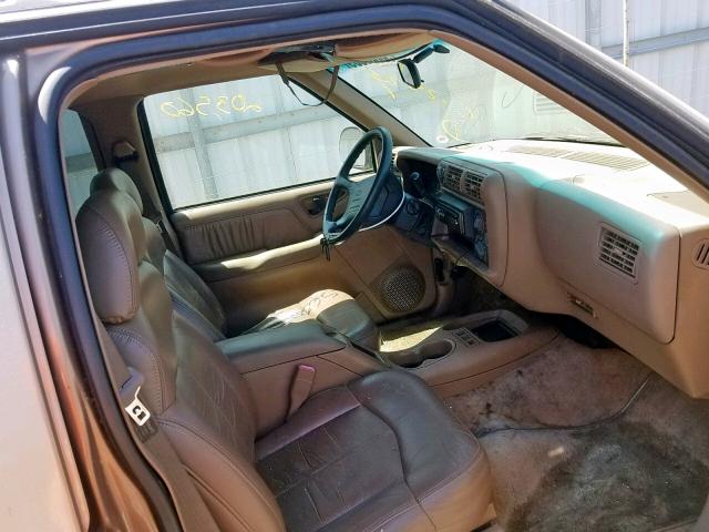 1GNDT13W0T2225646 - 1996 CHEVROLET BLAZER BROWN photo 5