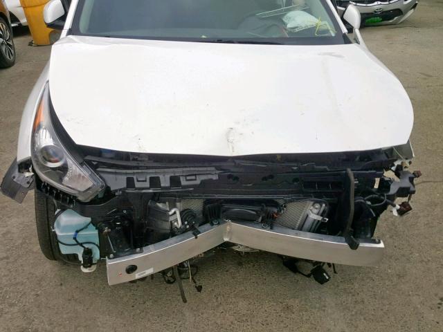 KNDCC3LC1K5234116 - 2019 KIA NIRO EX WHITE photo 7