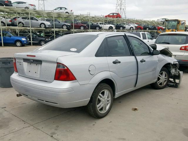 1FAFP34N87W169015 - 2007 FORD FOCUS ZX4 SILVER photo 4