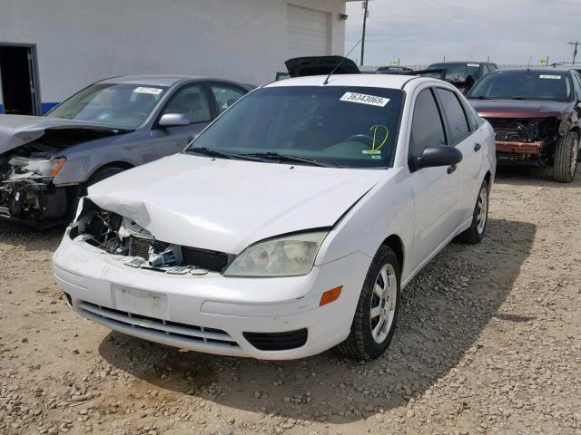 1FAFP34N05W270644 - 2005 FORD FOCUS ZX4 WHITE photo 2