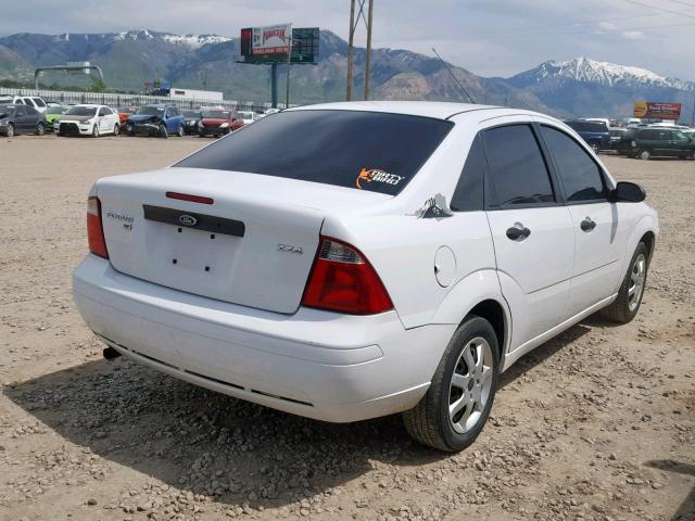 1FAFP34N05W270644 - 2005 FORD FOCUS ZX4 WHITE photo 4