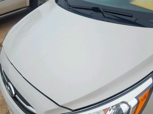 KMHCT4AE8GU094486 - 2016 HYUNDAI ACCENT SE WHITE photo 9