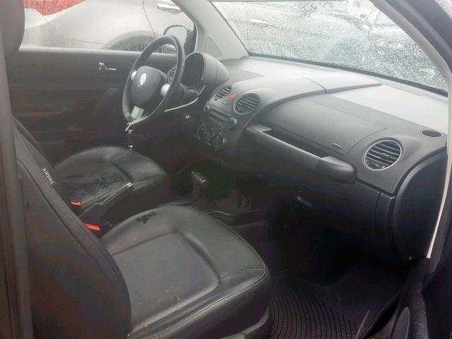 3VWPG3AGXAM023904 - 2010 VOLKSWAGEN NEW BEETLE შავი ფოტო 5