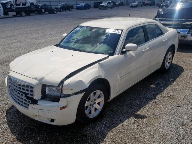 2C3LA43R07H767997 - 2007 CHRYSLER 300 WHITE photo 2