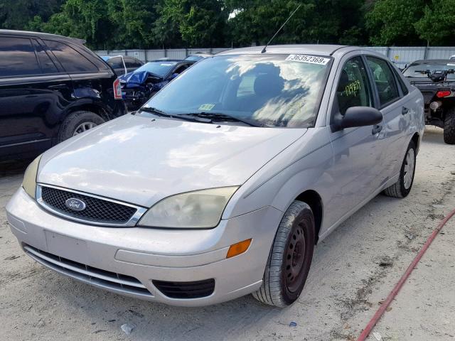 1FAFP34N76W224679 - 2006 FORD FOCUS ZX4 SILVER photo 2