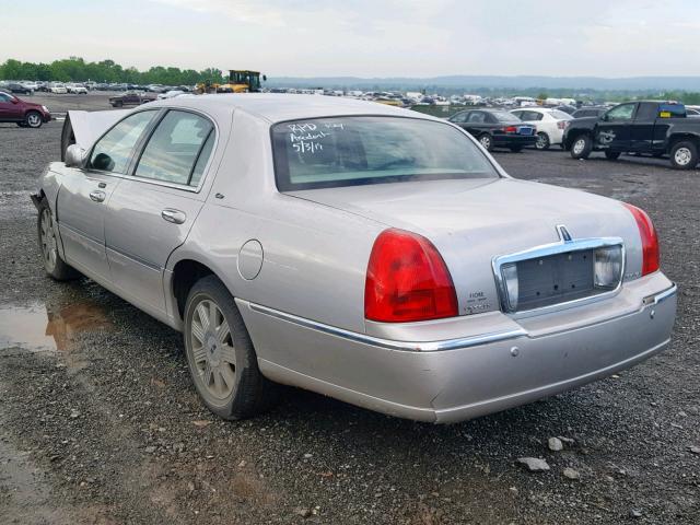 1LNHM83W03Y628521 - 2003 LINCOLN TOWN CAR C SILVER photo 3