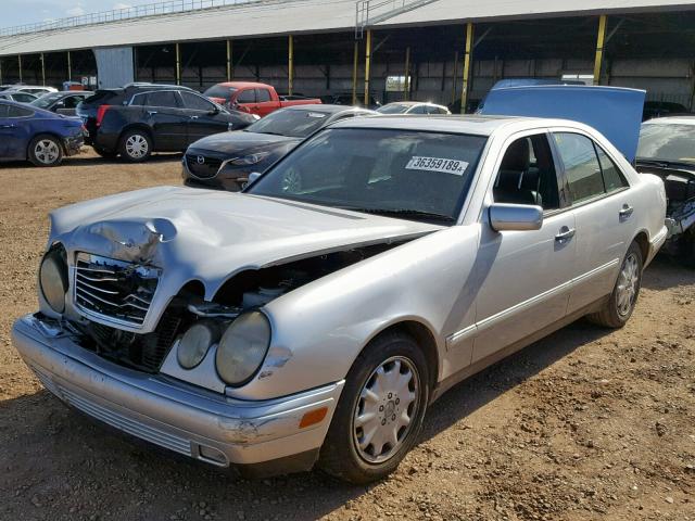 WDBJF65F0WA457847 - 1998 MERCEDES-BENZ E 320 SILVER photo 2