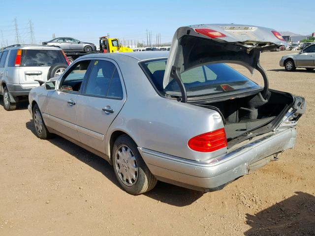 WDBJF65F0WA457847 - 1998 MERCEDES-BENZ E 320 SILVER photo 3