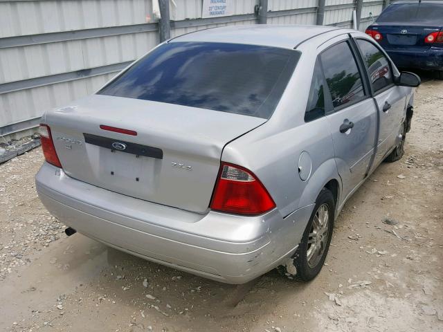 1FAFP34N65W213459 - 2005 FORD FOCUS ZX4 SILVER photo 4