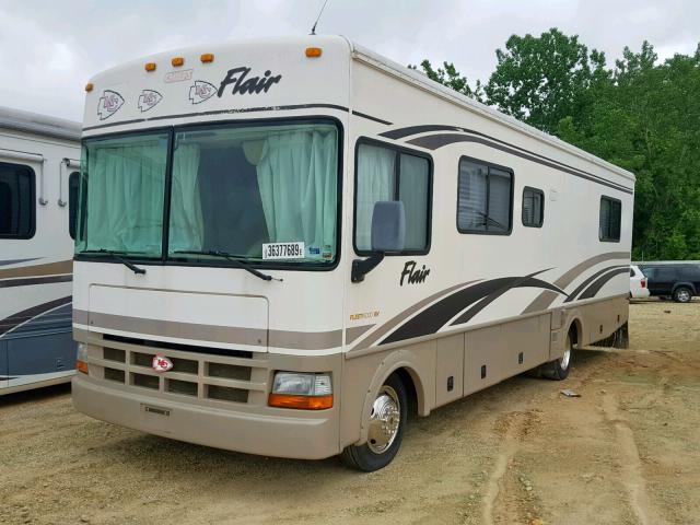 5B4LP57G823355692 - 2002 WORKHORSE CUSTOM CHASSIS MOTORHOME BEIGE photo 2