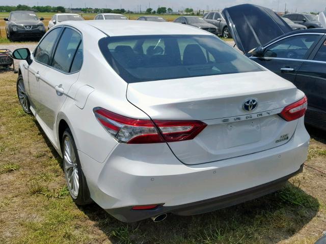 4T1B21HKXJU005890 - 2018 TOYOTA CAMRY HYBR WHITE photo 3