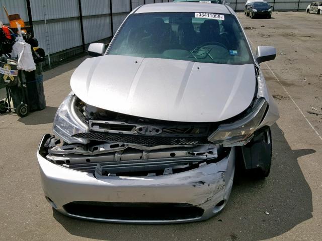 1FAHP3GN6AW106894 - 2010 FORD FOCUS SES SILVER photo 9