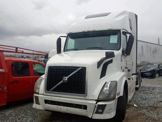 4V4NC9EJ0DN565929 - 2013 VOLVO VN VNL WHITE photo 2