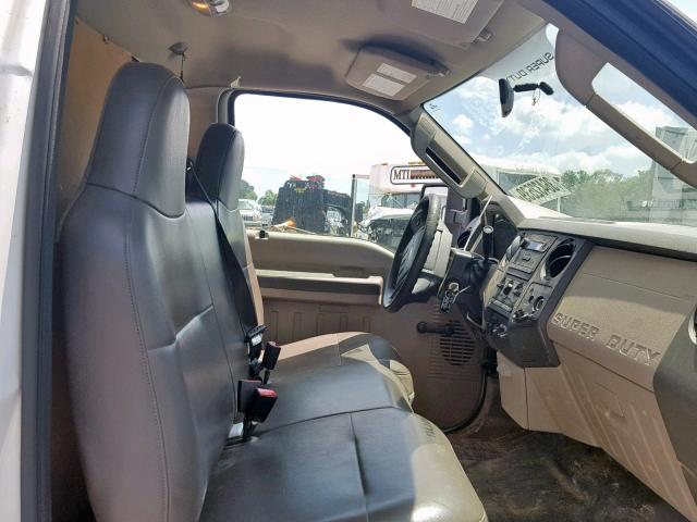 1FDAF56R09EB01315 - 2009 FORD F550 SUPER WHITE photo 5