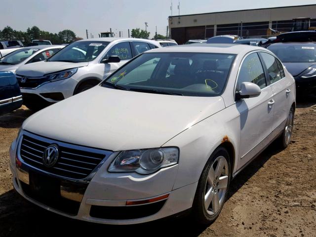 WVWAK73C18E066987 - 2008 VOLKSWAGEN PASSAT KOM WHITE photo 2