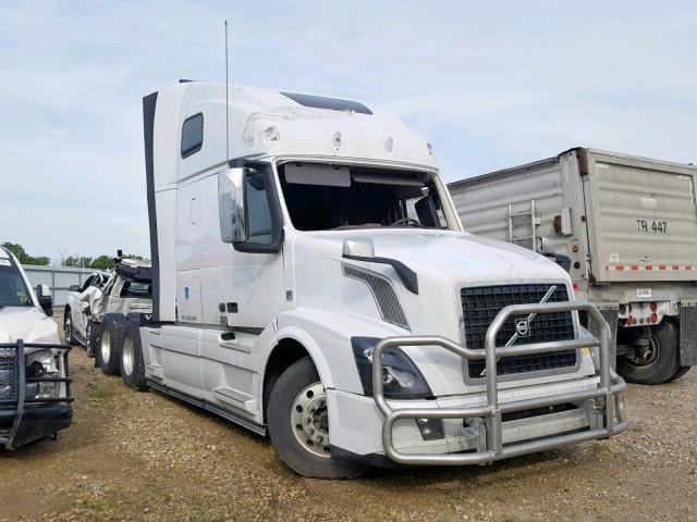 4V4NC9EH9JN889440 - 2018 VOLVO VN VNL WHITE photo 1