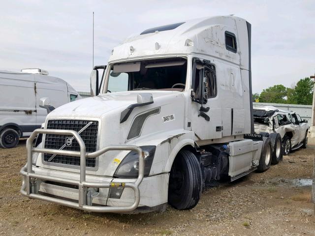 4V4NC9EH9JN889440 - 2018 VOLVO VN VNL WHITE photo 2