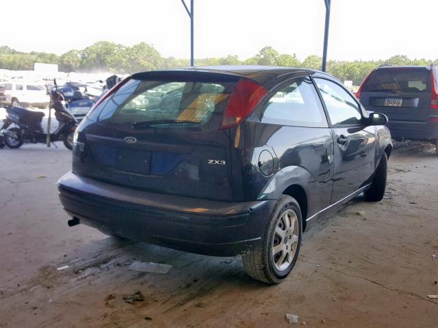 3FAFP31N15R114359 - 2005 FORD FOCUS ZX3 BLACK photo 4