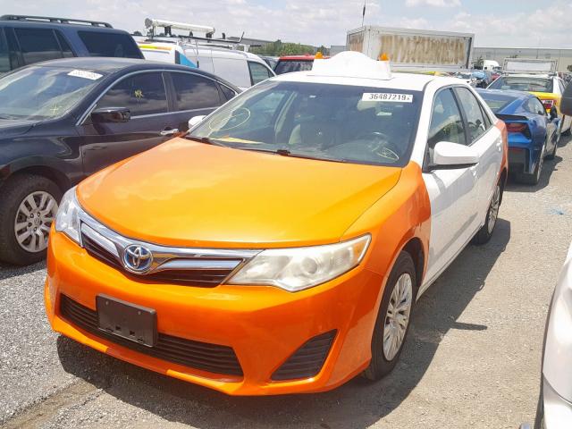 4T1BD1FKXDU094362 - 2013 TOYOTA CAMRY HYBR TWO TONE photo 2