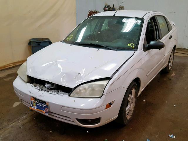 1FAFP34N66W117509 - 2006 FORD FOCUS ZX4 WHITE photo 2