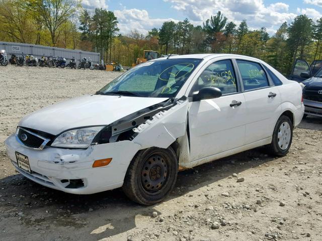 1FAHP34N77W226720 - 2007 FORD FOCUS ZX4 WHITE photo 2