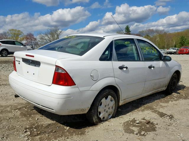 1FAHP34N77W226720 - 2007 FORD FOCUS ZX4 WHITE photo 4