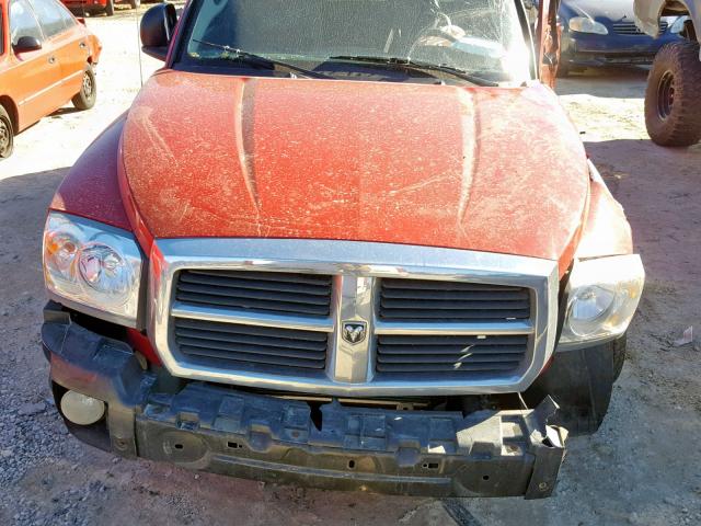 1D7HW52N95S166879 - 2005 DODGE DAKOTA LAR RED photo 7