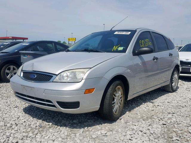 1FAHP37N17W278355 - 2007 FORD FOCUS ZX5 SILVER photo 2