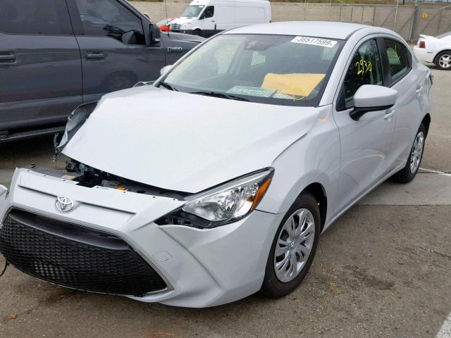 3MYDLBYV3KY517002 - 2019 TOYOTA YARIS L GRAY photo 2