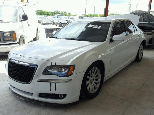 2C3CCAAG4CH256409 - 2012 CHRYSLER 300 WHITE photo 2