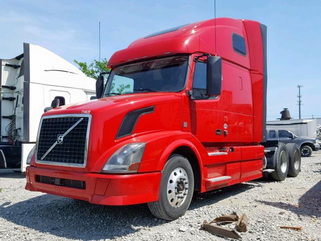 4V4NC9EG9FN190923 - 2015 VOLVO VN VNL RED photo 2