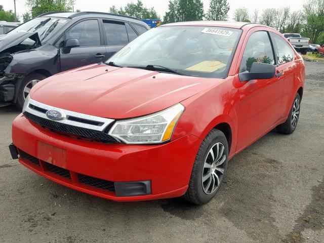 1FAHP32N88W173501 - 2008 FORD FOCUS S/SE RED photo 2