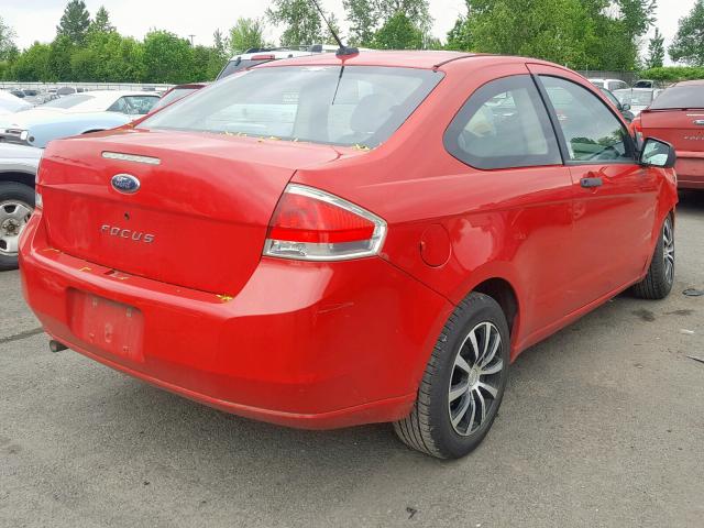 1FAHP32N88W173501 - 2008 FORD FOCUS S/SE RED photo 4