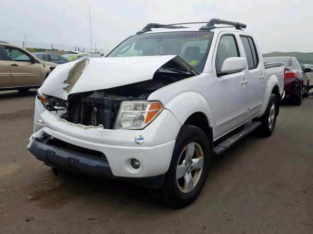 1N6AD07W38C428512 - 2008 NISSAN FRONTIER C WHITE photo 2