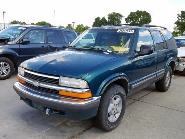 1GNDT13W0W2133134 - 1998 CHEVROLET BLAZER GREEN photo 2