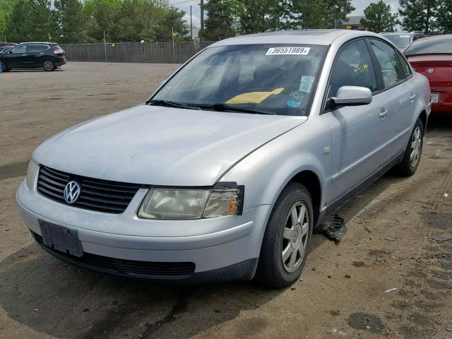 WVWMA23B4YP357918 - 2000 VOLKSWAGEN PASSAT GLS SILVER photo 2