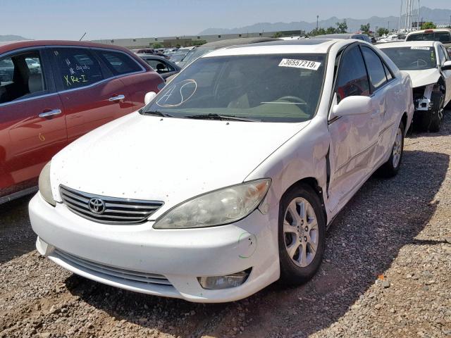 JTDBF32K250161657 - 2005 TOYOTA CAMRY LE WHITE photo 2