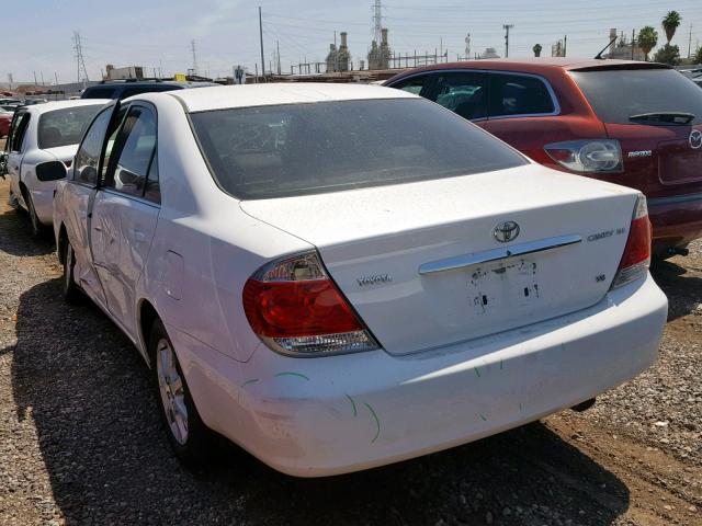 JTDBF32K250161657 - 2005 TOYOTA CAMRY LE WHITE photo 3