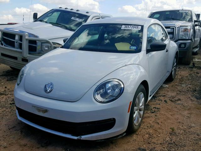 3VWF17AT4EM643445 - 2014 VOLKSWAGEN BEETLE WHITE photo 2