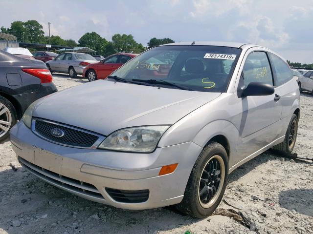 1FAFP31N67W157871 - 2007 FORD FOCUS ZX3 SILVER photo 2