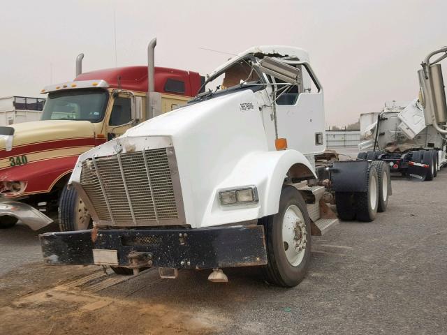 3WKDDU9X9YF859535 - 2000 KENWORTH CONSTRUCTI WHITE photo 2